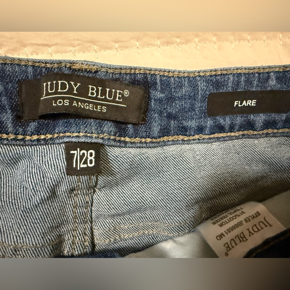 Judy Blue Flare Jeans in Medium Wash Blue - 7/28 - Picture 9 of 12